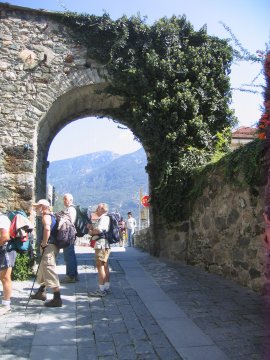 in uscita dal borgo antico di Donnas (32844 bytes)